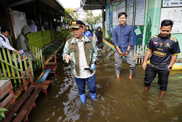 Wali Kota Banjarmasin H. M. Yamin HR Tinjau Langsung Titik Banjir Rob, Soroti Pelanggaran Sempadan Sungai