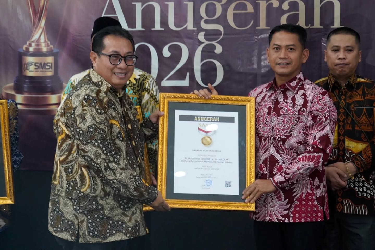 Tegaskan Peran Media sebagai Instrumen Pengawasan, Wali Kota Banjarmasin Raih Penghargaan SMSI 2026