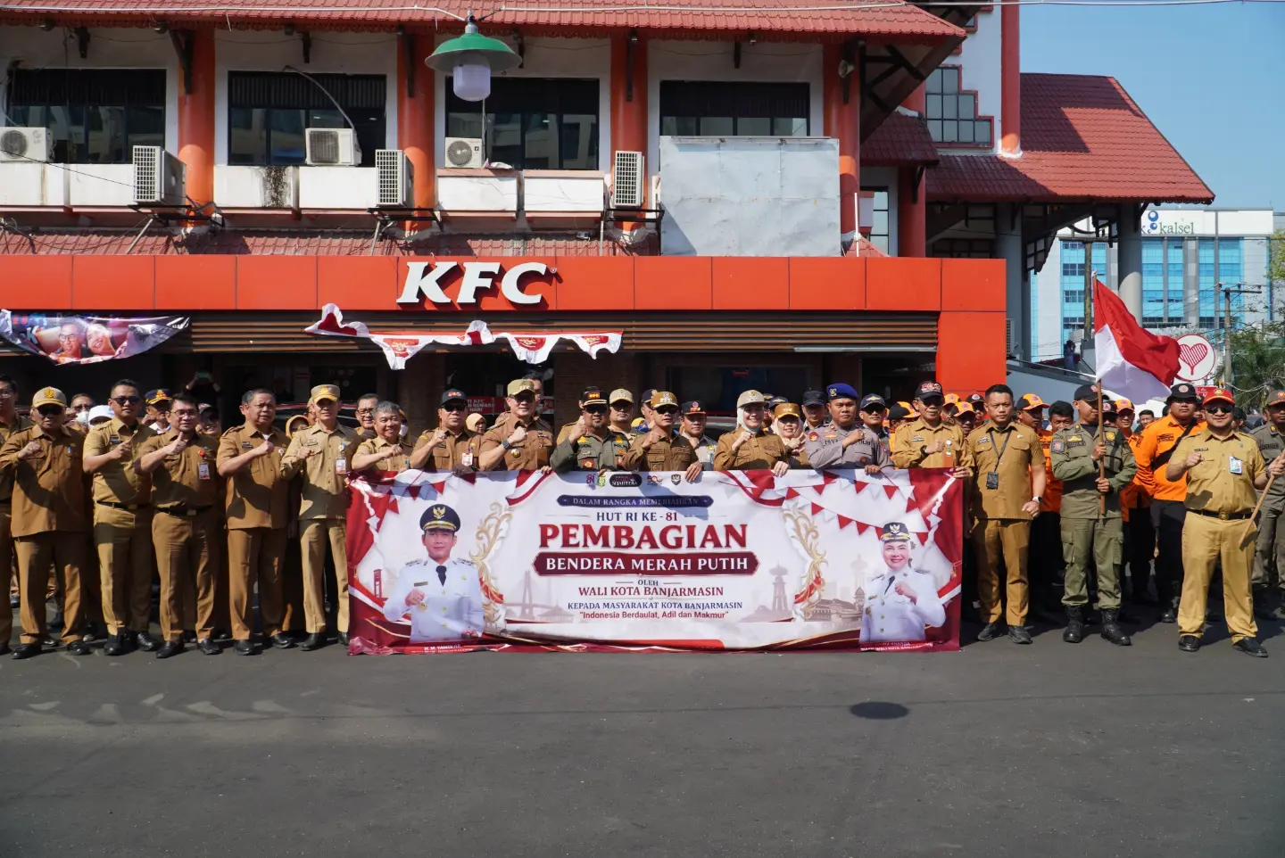 Pemko Banjarmasin Distribusikan Ribuan Bendera Merah Putih di Kawasan Lambung Mangkurat