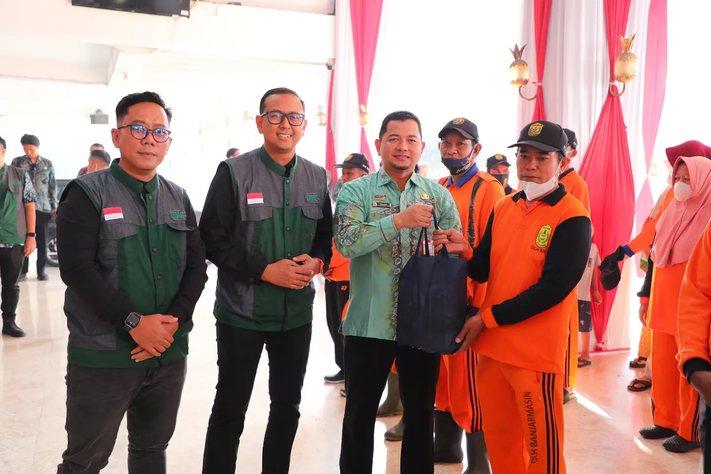 Di Balik Bersihnya Banjarmasin, Pemko Banjarmasin Apresiasi Ratusan Petugas Kebersihan dengan Bantuan Sembako